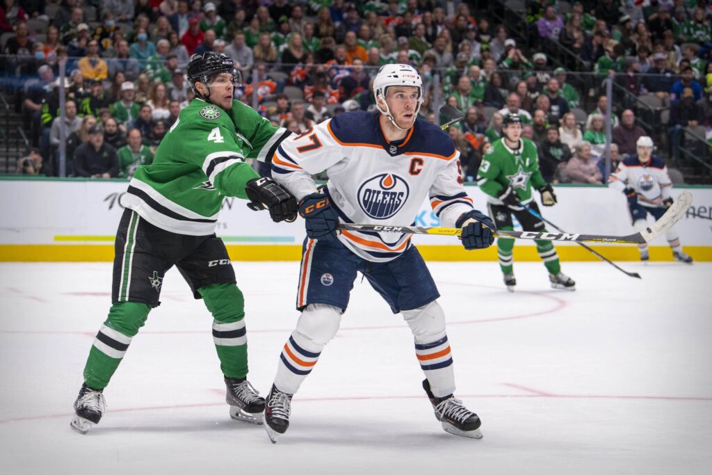 Dallas romahti – Connor McDavid näytti kaapin paikan